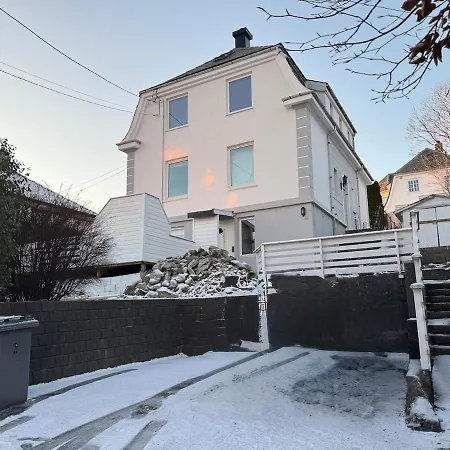 Panoramic Views And Garden! Lejlighed Bergen